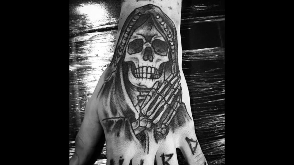 tatuaje de la santa muerte en la mano